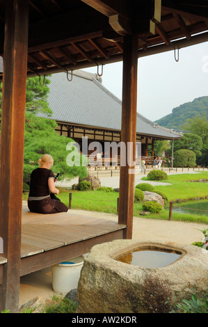 Tenryuji Kyoto Arashiyama Sagano "Kansai-Region" Japan europäischen Touristen sitzen in einem japanischen Tempel Stockfoto