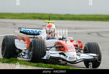 Jarno TRULLI steigt aus dem Toyota F108 Rennwagen während der Formel-1-Testsitzungen Stockfoto