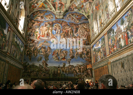 Das jüngste Gericht Fresko Gemälde in der berühmten Sehenswürdigkeit Sixtinische Kapelle Vatikanstadt Rom Italien Europa Michelangelo Stockfoto
