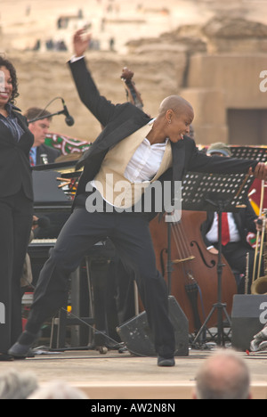 Smithsonian Jazzorchester Meisterwerke mit Delores-King Williams und Shaunte Johnson, Tänzer, bei den Pyramiden, Kairo, Ägypten Stockfoto