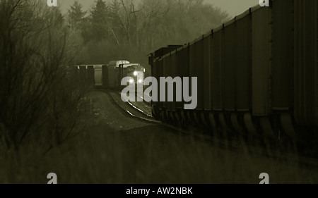 Zug Kohlewagen die Eisenbahn Spur ziehen. Stockfoto