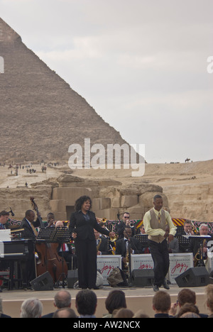 Smithsonian Jazzorchester Meisterwerke mit Delores-King Williams, Sänger und Chester Whitmore, bei den Pyramiden, Kairo, Ägypten Stockfoto