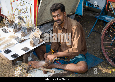 Mann schnitzen Fisch Ornament aus Kuh Horn, Fort Cochin, Cochin, Kerala, Indien Stockfoto