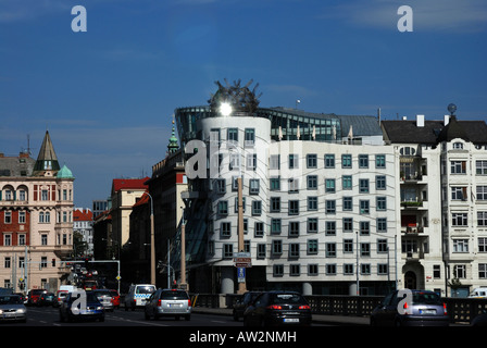 Das Tanzende Haus, entworfen von Vlado Milic und Frank O. Gehry, gesehen von der Jiráskuv-Brücke auf Nové Mesto, Prag. Stockfoto