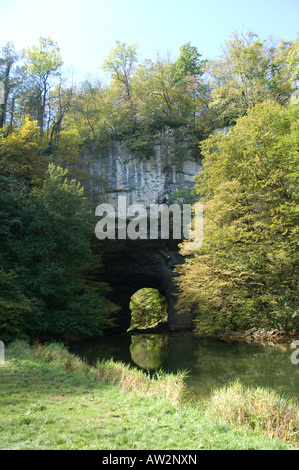 Große natürliche Brücke (Veliki Narodni am meisten) im Rakov Skocjan Tal, Slowenien, im Spätsommer mit den Fluss-Rak. Stockfoto