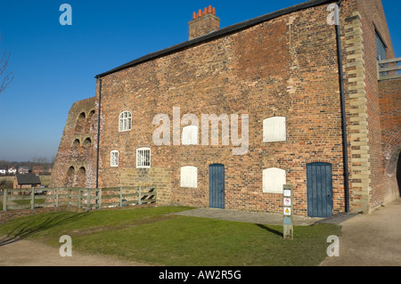 Moira Ofen, eine frühe 19. Jahrhundert Eisenherstellung Hochofen. Ashby Kanal, Moira, Derbyshire, England, Vereinigtes Königreich Stockfoto