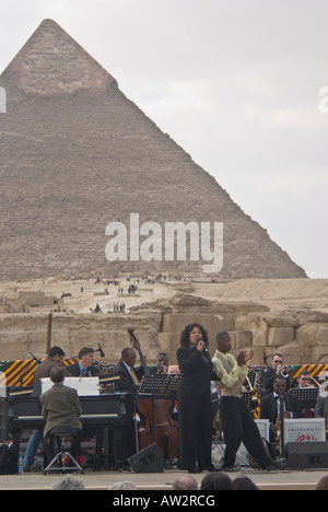 Smithsonian Jazzorchester Meisterwerke mit Delores-King Williams, Sänger und Chester Whitmore, bei den Pyramiden, Kairo, Ägypten Stockfoto