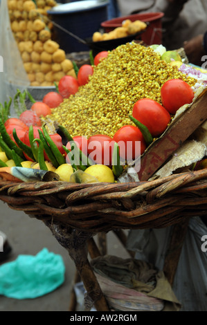 Indische Snacks verkauft, auf den Straßen von Delhi Stockfoto