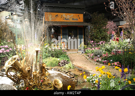 Brunnen, bestehend aus vielen verschiedenen Blechblasinstrumente mit Ziegelsteinweg Musik Werkstatt hinter im Vorfeld. Stockfoto