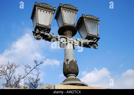 Große Gaslampe auf der Kettenbrücke, Buda, Budapest, Ungarn Stockfoto