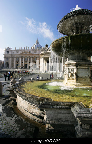 Ungewöhnliche verschiedene Blick auf St Peters Basilika und Platz mit reich verzierten Brunnen im Vordergrund Vatikanstadt Rom Italien Europa Stockfoto