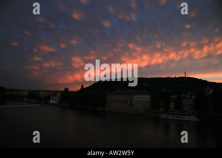 Ein Sonnenuntergang über der Moldau in Prag von der Karlsbrücke entfernt. Stockfoto
