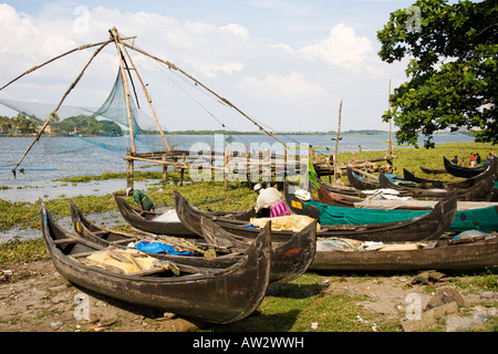 Chinesische Fischernetze, Boote und Fischer, Fort Cochin, Cochin, Kerala, Indien Stockfoto