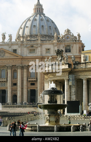 Verzierten Renaissance-Brunnen vor berühmten St Peters Basilica Square Vatikanstadt Rom Italien Europa EU Stockfoto