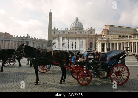 Pferd und Wagen Wagen warten auf Touristen Passagiere vor St. Peters Platz Vatikanstadt Rom Italien Europa EU Stockfoto