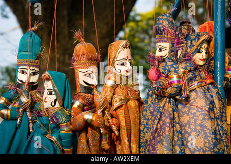 Puppen auf Zeichenfolge für den Verkauf auf dem Markt, Fort Cochin, Cochin, Kerala, Indien Stockfoto