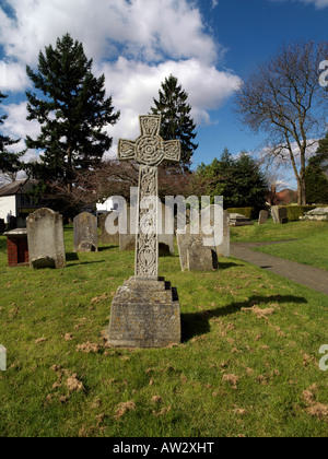 Kreuz auf dem Friedhof der St.-Nikolaus-Pfarrkirche Bookham Surrey England Stockfoto
