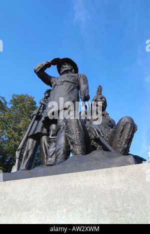 Soldat und Indian Guide Statue auf dem Gelände der Iowa State Capitol Gebäude Des Moines Iowa Stockfoto