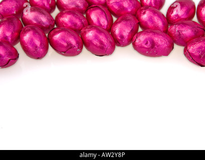 Rosa Osterei Grenze auf weißem Hintergrund Stockfoto