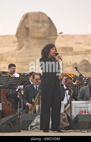 Smithsonian Jazzorchester Meisterwerke mit Delores-King Williams, Sänger bei den Pyramiden, Kairo, Ägypten Stockfoto