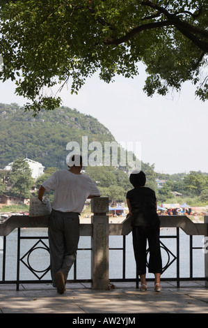 Menschen stehen auf der Uferpromenade, Guilin, Guangxi, China Stockfoto