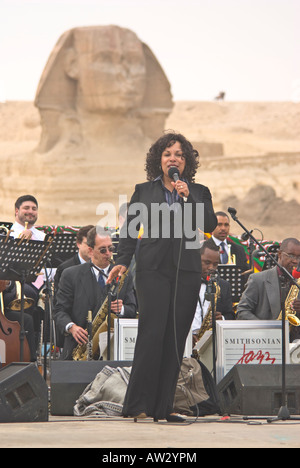 Smithsonian Jazzorchester Meisterwerke mit Delores-King Williams, Sänger, bei den Pyramiden, Kairo, Ägypten Stockfoto