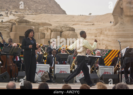 Smithsonian Jazzorchester Meisterwerke mit Delores-King Williams, Sänger und Chester Whitmore, bei den Pyramiden, Kairo, Ägypten Stockfoto