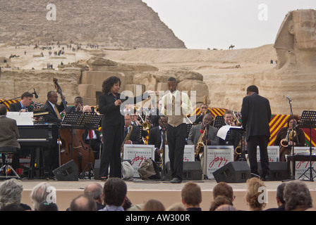 Smithsonian Jazzorchester Meisterwerke mit Delores-King Williams, Sänger und Chester Whitmore, bei den Pyramiden, Kairo, Ägypten Stockfoto