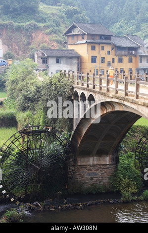 Wasserrad und Brücke im Dorf, Chenyang, Guangxi, China Stockfoto