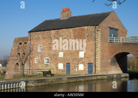 Moira Ofen, eine frühe 19. Jahrhundert Eisenherstellung Hochofen. Ashby Kanal, Moira, Derbyshire, England, Vereinigtes Königreich Stockfoto