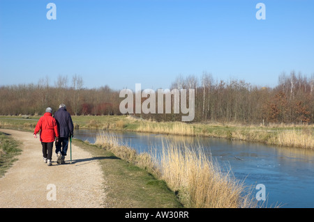 Älteres Paar zu Fuß entlang eines Kanals Leinpfad Stockfoto