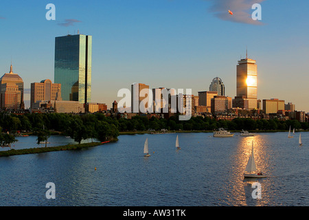 Skyline von Boston und Segelboote auf dem Charles River Stockfoto