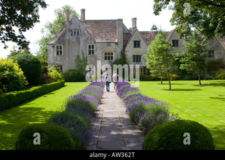 Besucher im Garten von Avebury Manor in Avebury Wiltshire Stockfoto