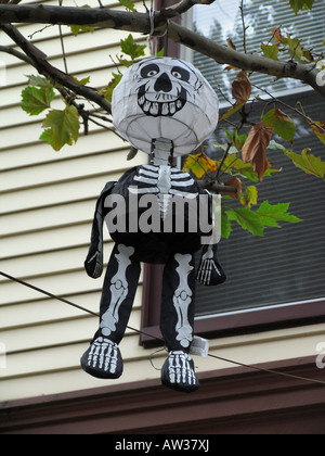 Papier-Figur eines Webauftritts Mannes hängen im Baum an Halloween, USA, Brooklyn, New York Stockfoto