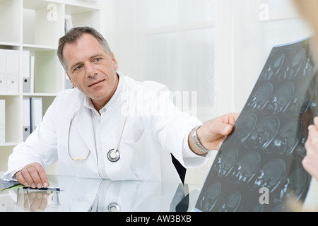 Arzt mit Scan-to-patient Stockfoto