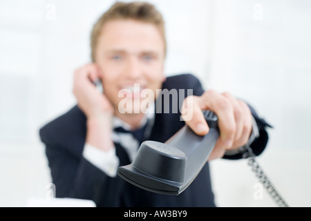 Geschäftsmann Übergabe Telefonhörer Stockfoto