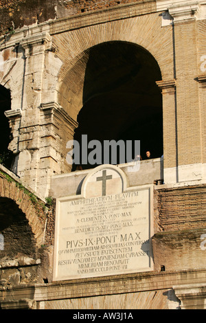 Nahaufnahme von der Steinplatte mit römischen Ziffern und lateinischen Schrift über dem Eingang zum Kolosseum Rom Italien Europa EU Stockfoto