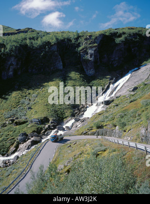 Zickzack Mountain Road neben dem Wasserfall skjervefossen, unter vikafjell, über Voss, Nord-Norwegen, Norwegen. Stockfoto