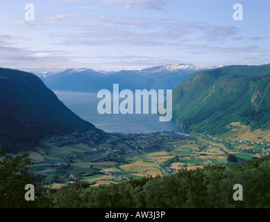 Blick über die Dörfer von hopperstad und Vik, mit sognefjord hinaus, von svingen, Sogn og Fjordane, Norwegen. Stockfoto