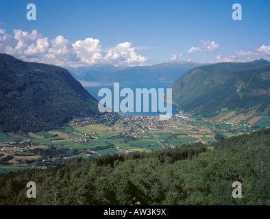 Blick über die Dörfer von hopperstad und Vik, mit sognefjord hinaus, von svingen, Sogn og Fjordane, Norwegen. Stockfoto