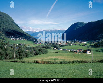 Blick über die Dörfer von hopperstad und Vik, mit sognefjord hinaus, Sogn og Fjordane, Norwegen. Stockfoto