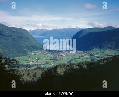 Blick über die Dörfer von hopperstad und Vik, mit sognefjord hinaus, von svingen, Sogn og Fjordane, Norwegen. Stockfoto