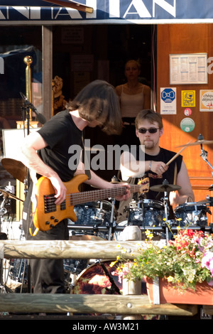 Bassist und Schlagzeuger in Rockband vor Café Hesdin Pas De Calais Teil der nationalen Fete De La Musique-Veranstaltung Stockfoto