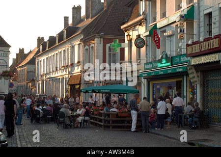 Allgemeine Ansicht entlang Altstädter Ring während der Fete De La Musique Veranstaltung Hesdin niedrigen Abendsonne Stockfoto