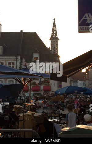 Allgemeine Ansicht entlang Altstädter Ring während der Fete De La Musique Veranstaltung Hesdin niedrigen Abendsonne Stockfoto