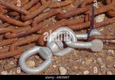 Neue verzinktem Stahl 'Schwenk Link' und Schäkel an einen alten rostigen Stahlkette befestigt. Stockfoto