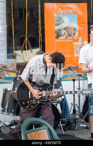 Gitarrist ein Gitarrensolo bei Outdoor-Performance Hesdin Pas De Calais Teil der nationalen Fete De La Musique-Veranstaltung durchführen Stockfoto