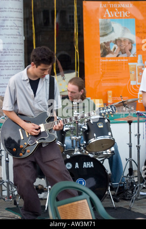 Gitarrist ein Gitarrensolo bei Outdoor-Performance Hesdin Pas De Calais Teil der nationalen Fete De La Musique-Veranstaltung durchführen Stockfoto