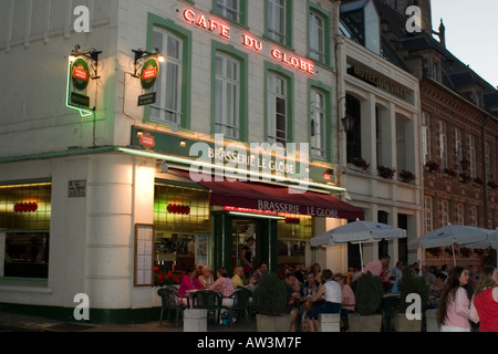 Menschen Sie genießen Abendessen im Café-Ecke Hesdin-Pas-De-Calais während der nationalen Fete De La Musique-Veranstaltung Stockfoto