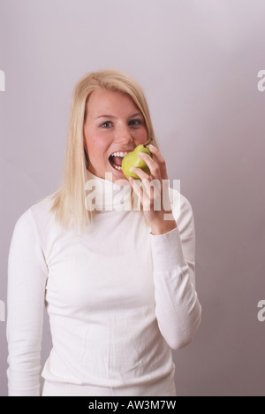 Blonde Frau essen eine Birne | Blonde Junge Frau Isst Ein Birne Stockfoto